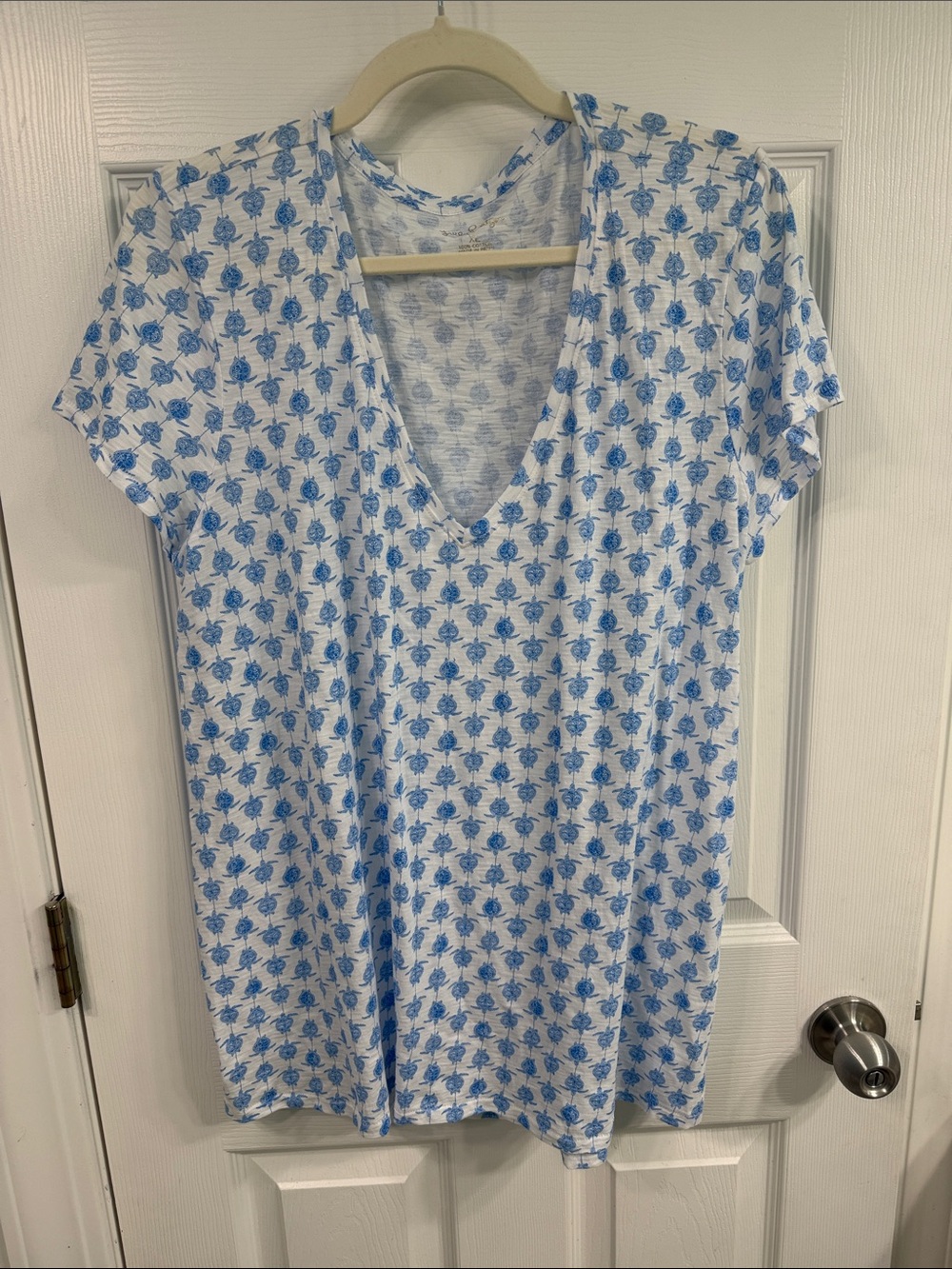 GUC Lilly Pulitzer Etta v-neck tee. Size XL